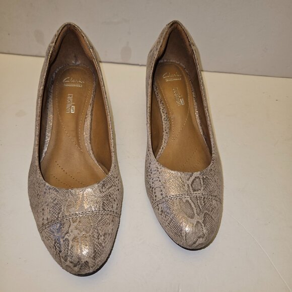 Clark's Collection Soft Cushion Wedge Pumps. US 7.5 M - Picture 3 of 16